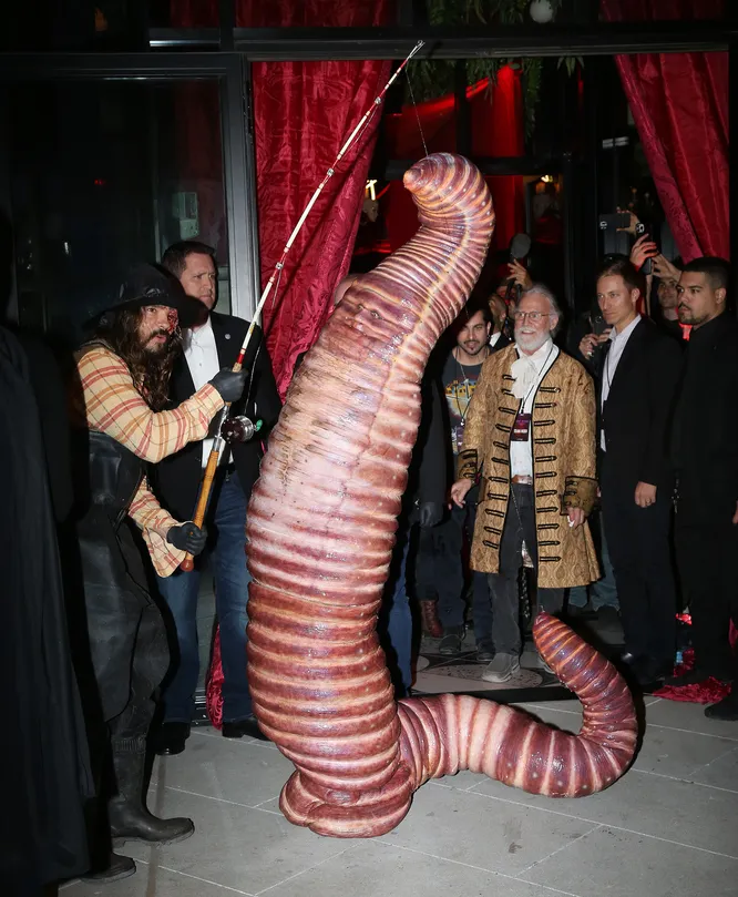 Хайди Клум в костюме гигантского червя