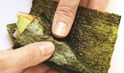 Оберните водорослями, образовав конус.

Совет: Купите специальный рис для суши. Во время приготовления риса следуйте инструкции на упаковке.