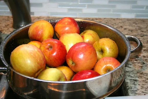 Чем безопасно обработать яблоки для хранения