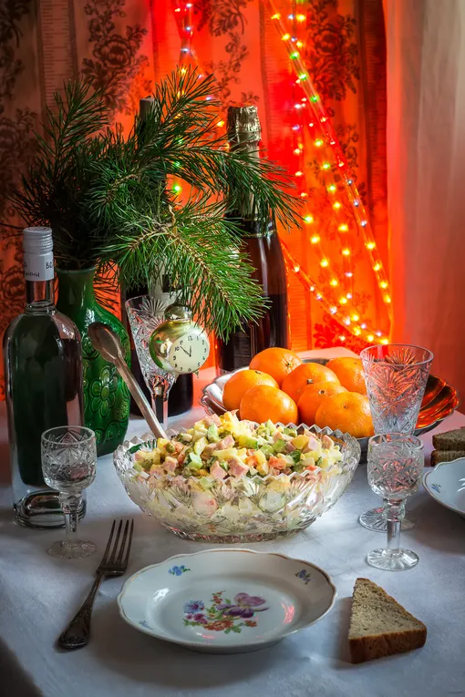 Классический новогодний «набор» в СССР: оливье, мандарины и игристое.