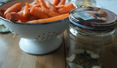 Морковь очистить, порезать крупную брусочками. Заготовка получается очень красивой, если использовать мелкую морковь целиком. В стерилизованные банки уложить чеснок, перец, горчицу, гвоздику.