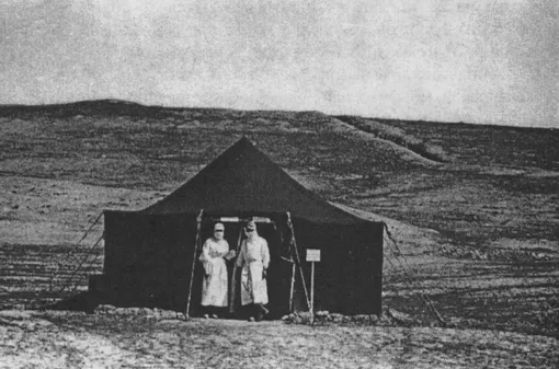 Палаточный госпиталь для больных чумой в Монгольской Народной Республике в 1948 году. Советские усилия по борьбе с чумой включали отправку ученых в различные места для полевых работ, включая Монголию и Китай.