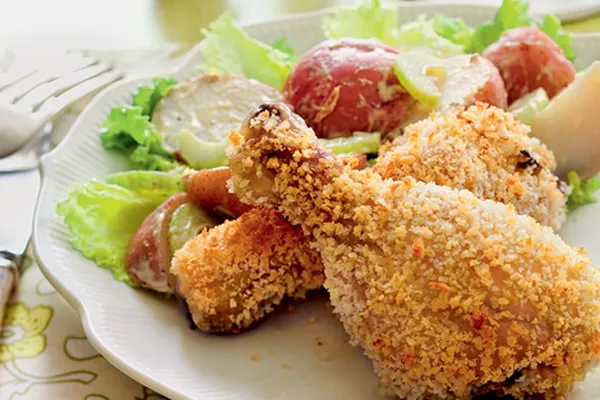 Курица ножки в панировке. Куриные голяшки в панировочных сухарях. Голень куриная в кляре. Куриные ножки в хрустящей панировке. Курица в панировке в духовке.