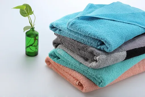 Если вы привыкли покупать цветные полотенца под настроение, то стоит постепенно избавиться от этой привычки и купить одинаковые, однотонные.