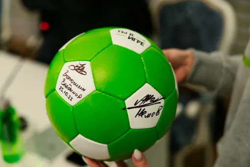 Футбольный мяч с подписями участников конференции