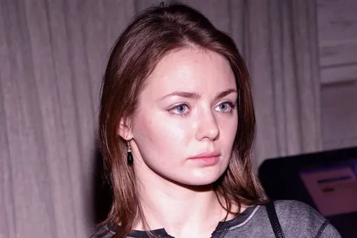 «Худенькая красотка»: звезда «Мажоров» Карина Разумовская выложила фото в шортах через месяц после родов