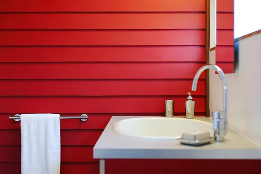 Мята, золото и шоколад: 10 цветовых схем для дизайна ванной, которые работают