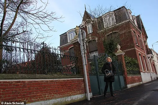 Мод Джульен фотографируется с домом, где прошли худшие годы ее жизни