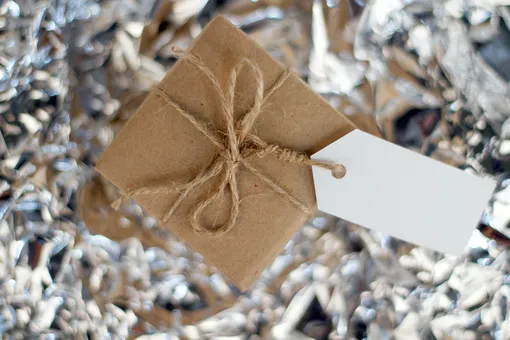 Каждую конфету можно завернуть в фольгу, а 2-3 конфеты — в упаковочную бумагу с бантиком и индивидуальным ярлычком, на котором написать имя того, кому такой подарочек предназначается
