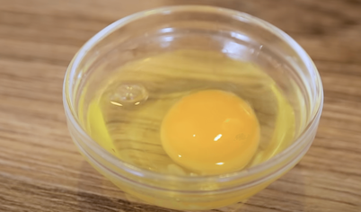 Разбейте яйцо в небольшую емкость, например, чашку.

