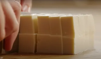 Возьмите 30 грамм тофу и нарежьте его кубиками.