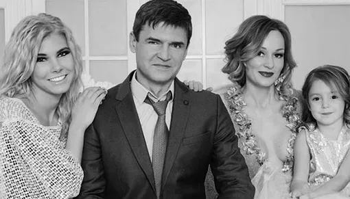Игорь Лифанов с женой Еленой Косенко, дочерьми Анастасией и Алисой