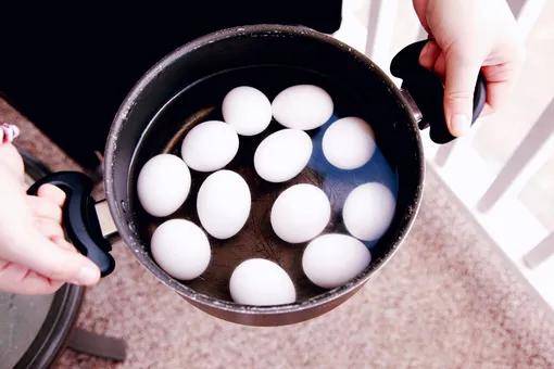 На плите, в мультиварке и микроволновке: как правильно варить яйца всмятку