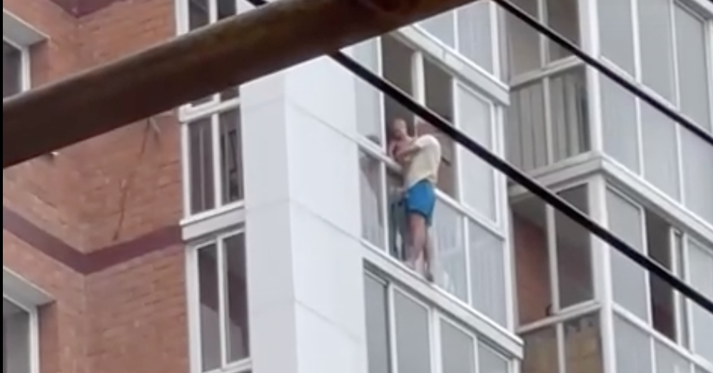 Угрожал бывшей жене. Человек на балконе.
