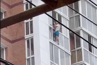 Мужчина, который пытался выпрыгнуть из окна 13-го этажа с ребенком, задержан