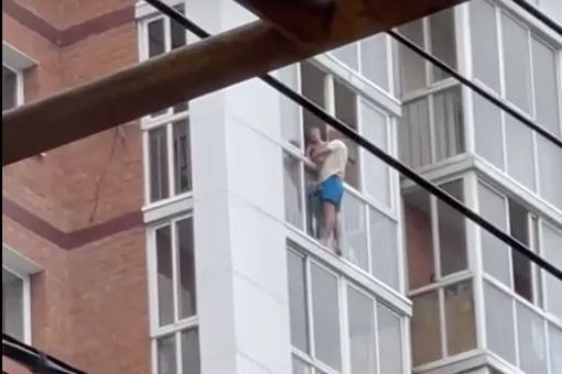 Мужчина, который пытался выпрыгнуть из окна 13-го этажа с ребенком, задержан