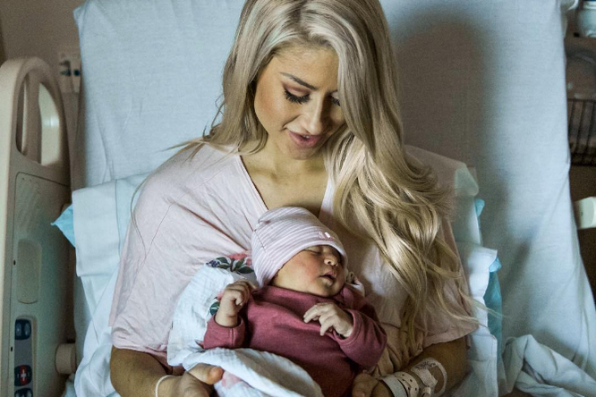 Фитнес-блогер показала фото своего живота через месяц после родов. И там нет кубиков пресса