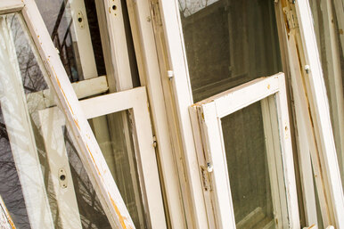 Почему не стоит выбрасывать старые оконные рамы: мастер-класс по строительству дачной теплицы