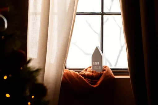 Сон в зимнюю ночь: нужно ли спать с открытым окном в холода