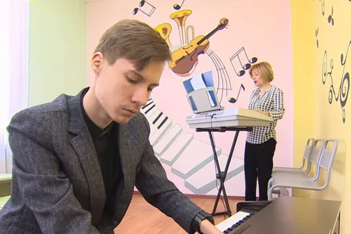 Наш Ник Вуйчич: 19-летний сирота из Казани сам научился играть на фортепиано без пальцев рук