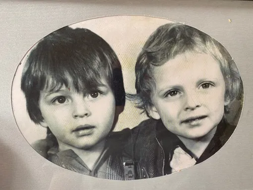 Иван Колесников с братом в детстве