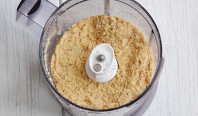 Рецепт для основы чизкейка со смородиной: песочное печенье измельчите в крошку при помощи блендера. 
