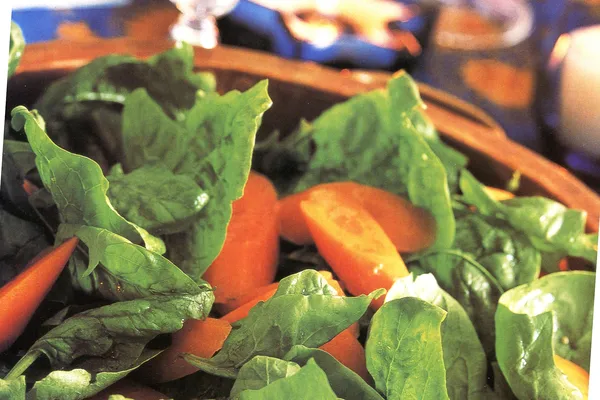 Салат из молодой моркови и шпината
