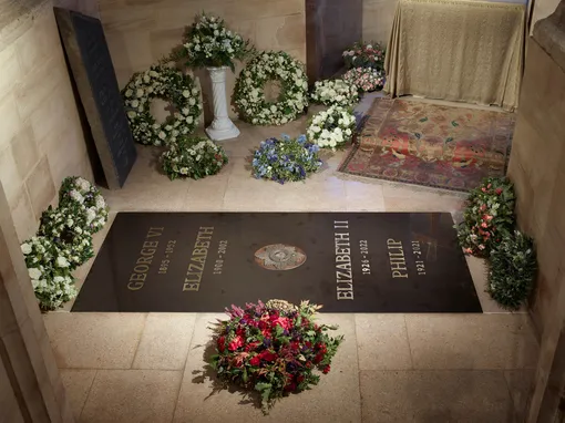 Королева Елизавета II похоронена с самыми близкими людьми — родителями и мужем.