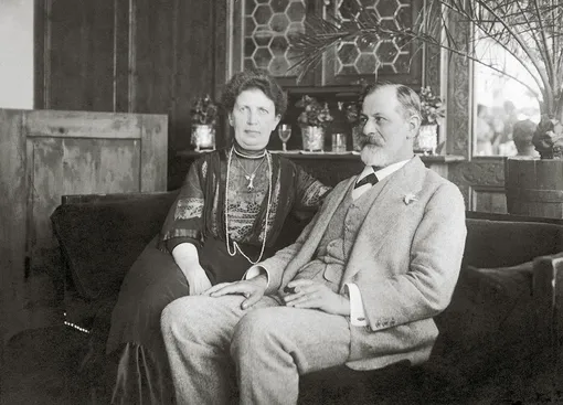 Почему Зигмунд Фрейд не смотрел в глаза пациентам и запрещал жене общаться с родными