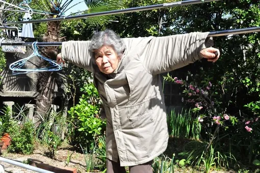 Японка начала заниматься фотографией в 72 года и уже провела выставку забавных автопортретов