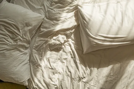 Почему во время сна появляются морщины и как избежать морщин сна