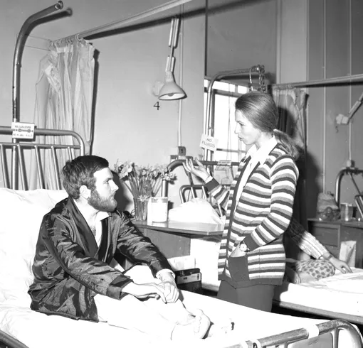 Принцесса Анна беседует с констеблем полиции Майклом Хиллсом во время посещения больницы, похищение принцессы анны 1974