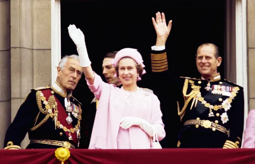 королева Елизавета II в перчатках
