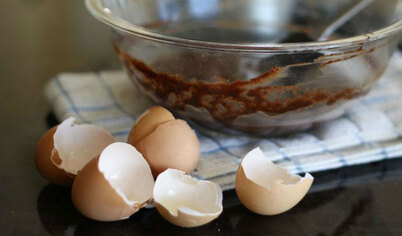 ЕСЛИ У ВАС НЕТ МИКСЕРА
Влейте по одному в смесь яйца и желтки, непрерывно помешивая.
