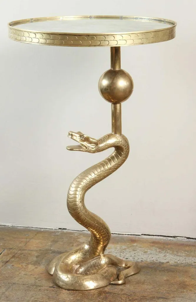 Пример бокового столика в виде змеи