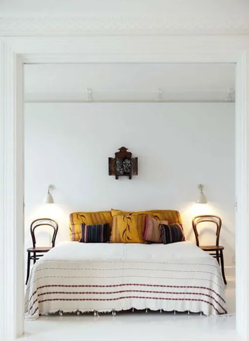 Прикроватная тумбочка в спальню своими руками: красивые стулья