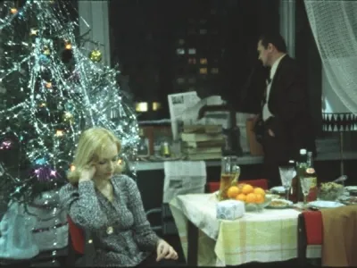 Обилие дождика на елке считалось очень нарядным декором./ Кадр из фильма «Ирония судьбы, или С лёгким паром!», 1975