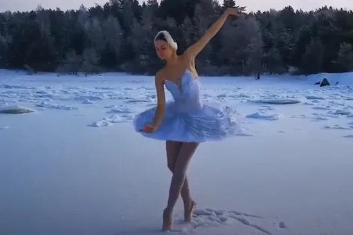 Балерина Мариинского театра станцевала на льду в знак протеста