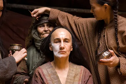Актриса Роза Хайруллина в роли ханши Тайдулы (в центре) в сцене из фильма «Орда» режиссера Андрея Прошкина.