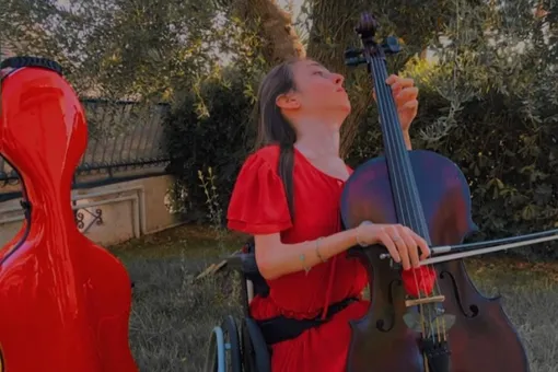 Болезнь привязала девочку к инвалидному креслу, но она стала звездой виолончели