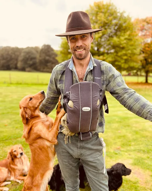 Джеймс Миддлтон с собаками и сыном в нагрудной сумке-переноске