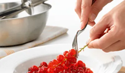 Возьмите любые ягоды, например, красную или черную смородину, малину или клубнику. Снимите смородину с веточек с помощью вилки.Промойте ягоды, дайте полностью стечь всей жидкости.