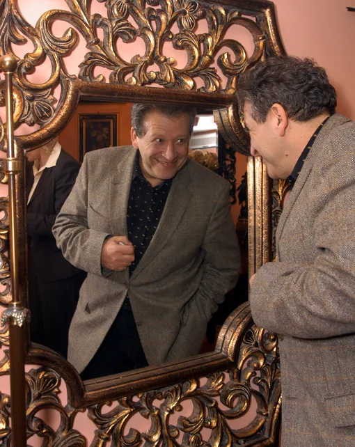 Борис Грачевский возле зеркала