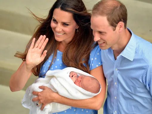 Кейт Миддлтон и принц Уильям на пороге госпиталя Святой Марии со своим новорождённым сыном Джорджем 23 июля 2013 года