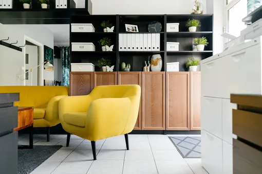 Жёлтая обивка кресел и дивана отлично впишется в интерьер в мексиканском стиле фото