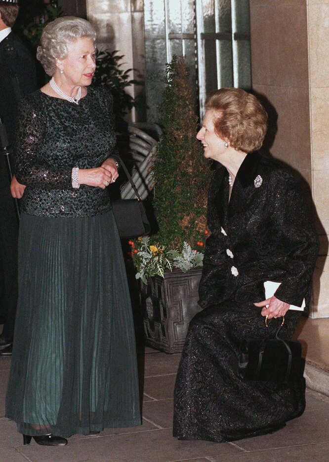 Маргарет Тэтчер приветствует королеву Елизавету II