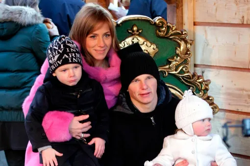 Андрей Аршавин и Юлия Барановская с детьми
