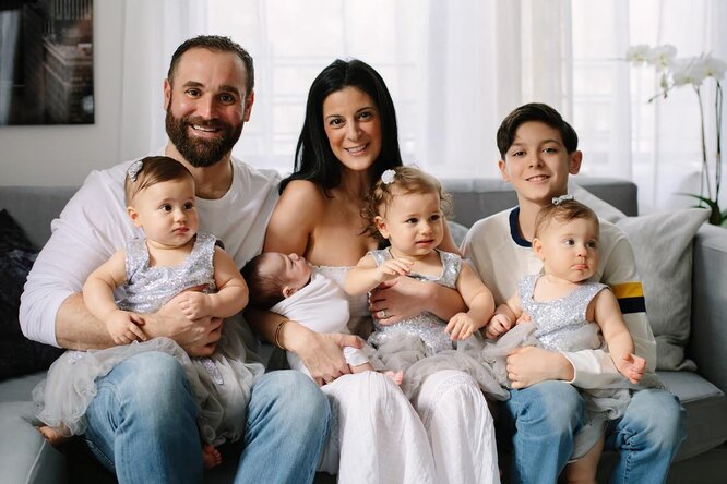 Семья из Нью-Йорка за один год пополнилась четырьмя родными детьми. И это не четверняшки!