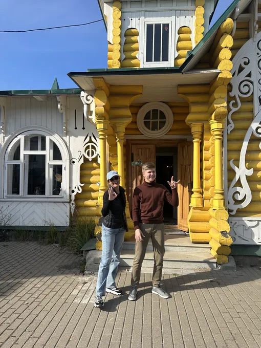 На фоне дома Алексея Сергеевича Лужина