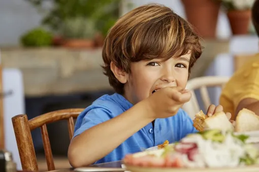 6 привычных продуктов, которые стоит исключить из детского меню